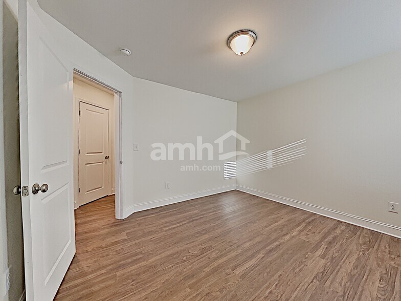 Building Photo - 427 Catawba St