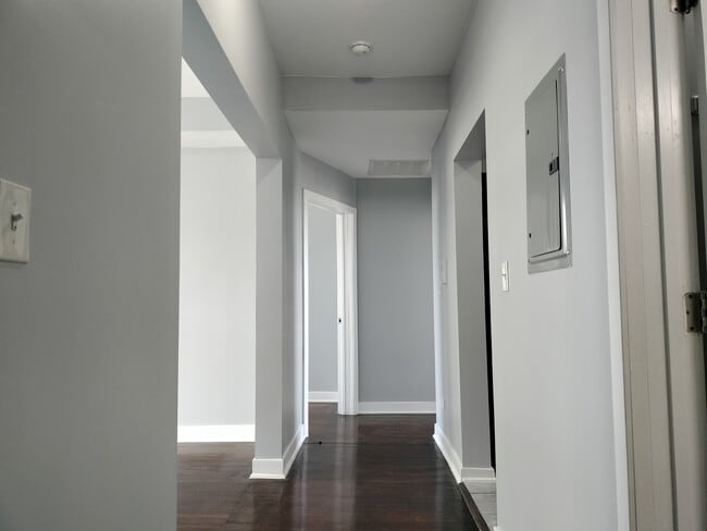 Building Photo - 1413 W 66th St