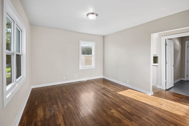 Building Photo - 417 E Wall Ave