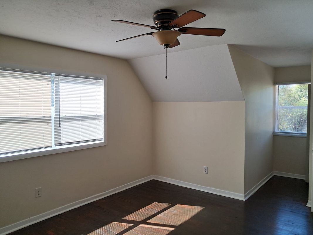 Building Photo - 1303 Leacrest Dr