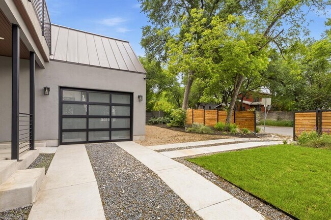 Building Photo - 2300 Bluebonnet Ln