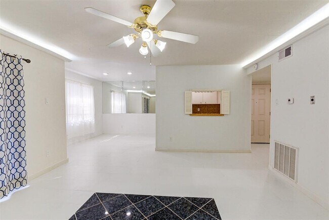 Building Photo - 7900 Westheimer Rd