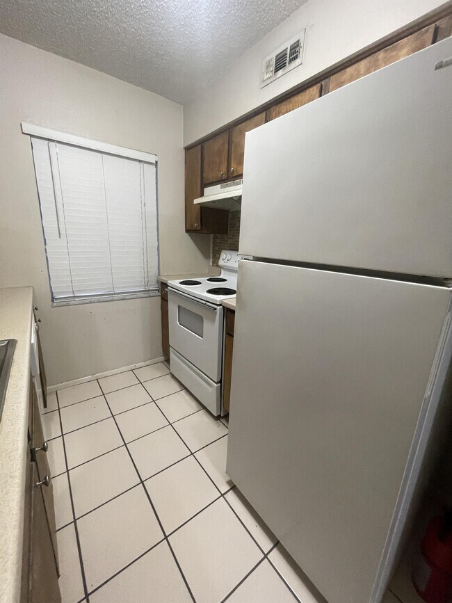 Building Photo - 5506 Pokeweed Ct