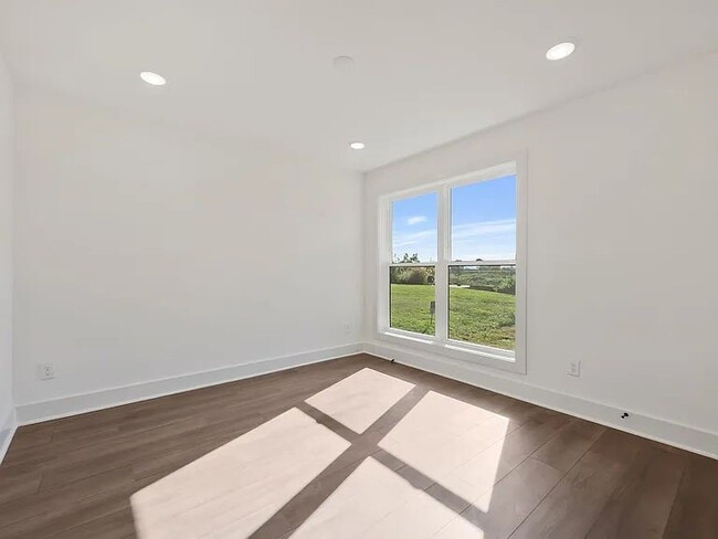 Building Photo - "Spacious 4-Bed Townhouse Oasis in Nashville – 2,500 Sq. Ft. of Modern Comfort!"