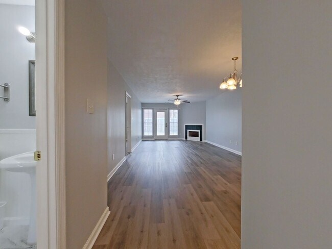 Building Photo - Updated 2 bed-2 bath townhome available NOW