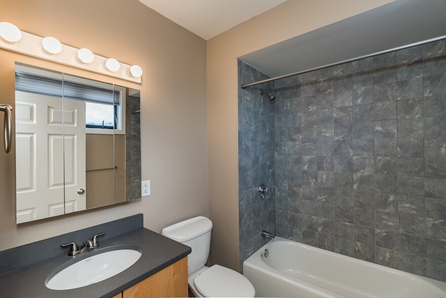 Building Photo - 210 Broadway