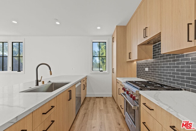 Building Photo - 5539 Tova Rd