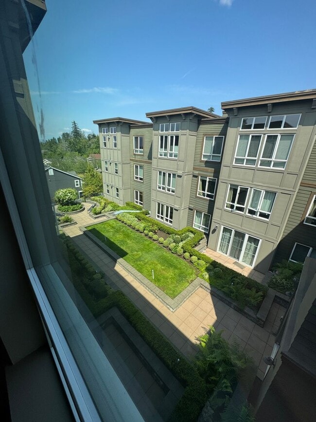 Building Photo - Bright Top-Floor Condo in the Heart of the...
