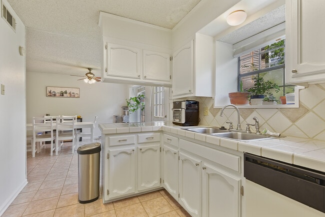 Kitchen - 2070 Michel Delving Rd