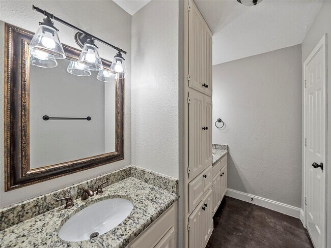 Building Photo - 4636 Versailles Ln