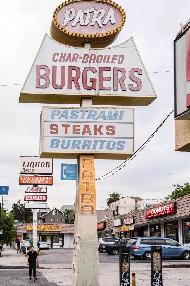 Sunset Boulevard - 850 Laveta Ter