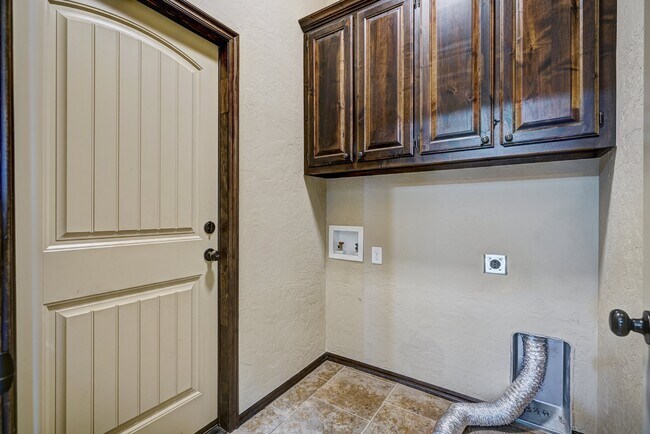 Building Photo - AVAILABLE THE END OF APRIL! 3 OR 4 BDRM, 2 BATHRM, 2 CAR & STORM SHELTER