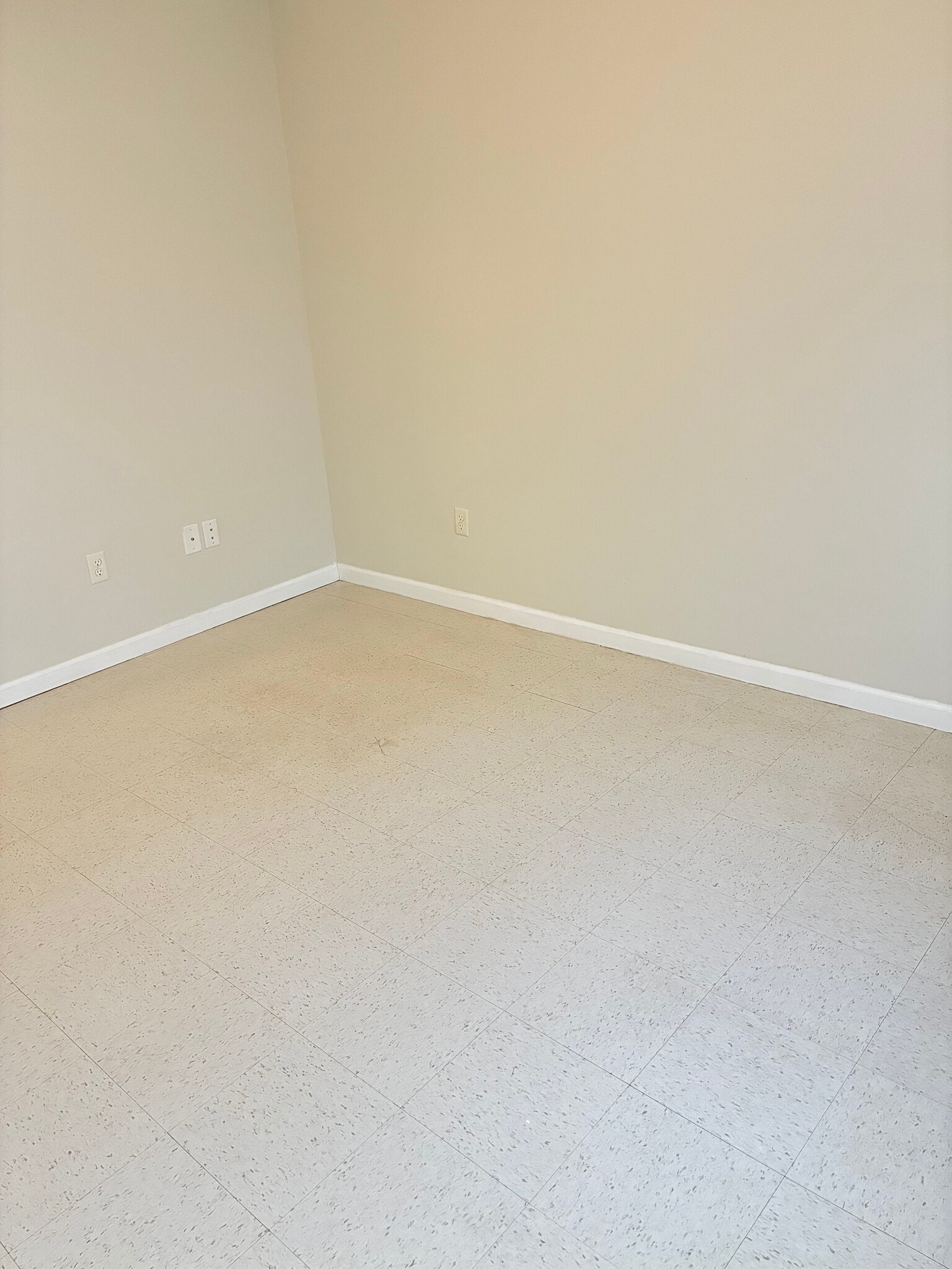 Bedroom 1 View 2 - 2031 Blaine Ave