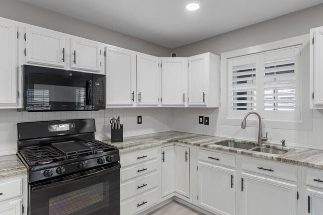Building Photo - 374 S Shore Dr