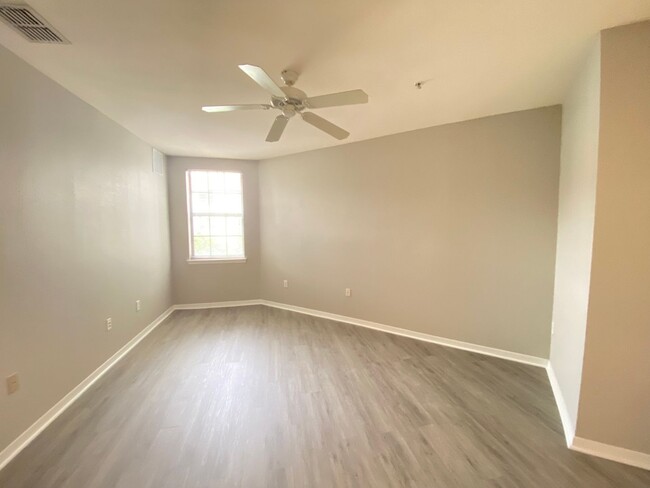 Building Photo - Beautiful 1/1 Condo in the Gated Community...