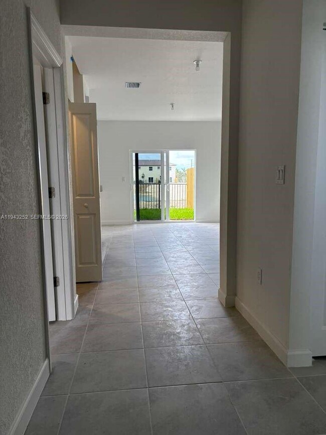 Building Photo - 2708 SE 26th Ave