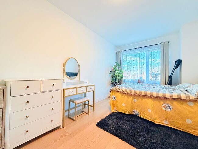 Building Photo - Charming 1BR Condo in Rego Park