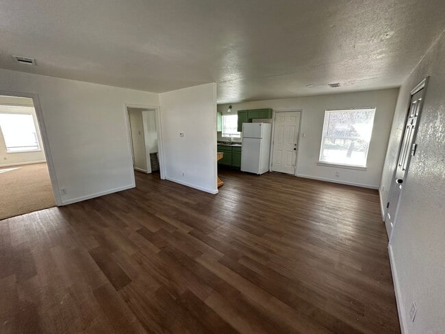Building Photo - 3bed 1 bath / NOW AVAILABLE!