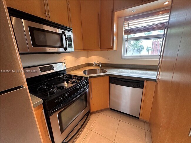 Building Photo - 1100 Venetian Way