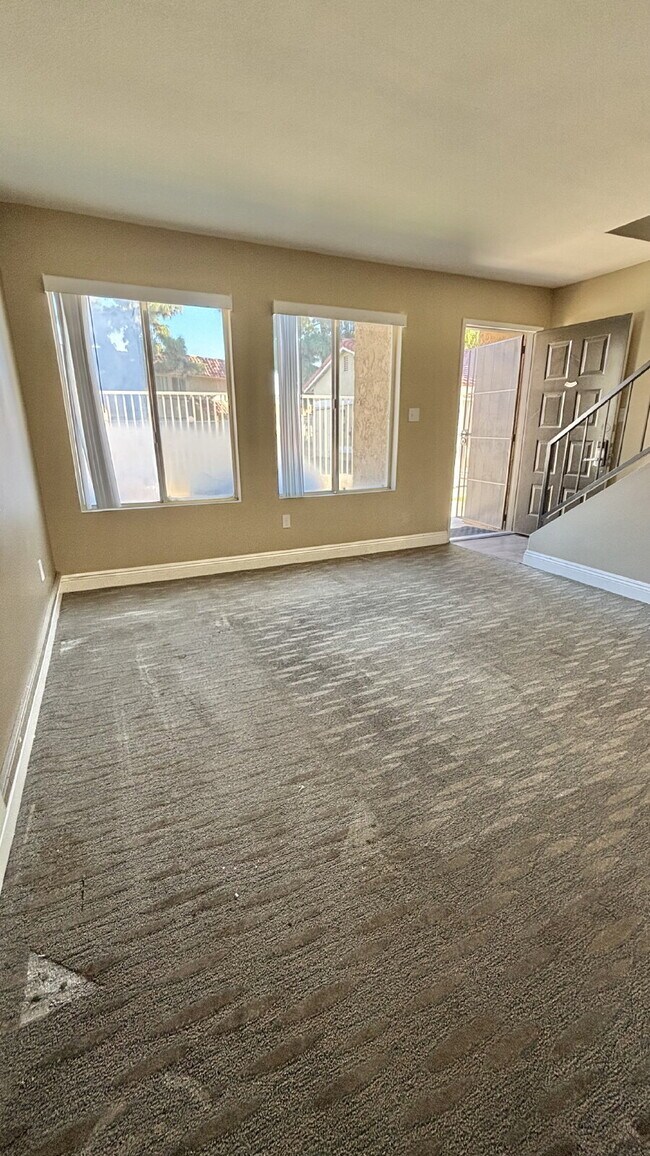 Building Photo - 2 Bedrooms Townhome Availble For Rent in Indio