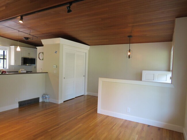 Building Photo - Bellevue Robinswood Mid Century 4bed/3bath Tri-Level $3800.00
