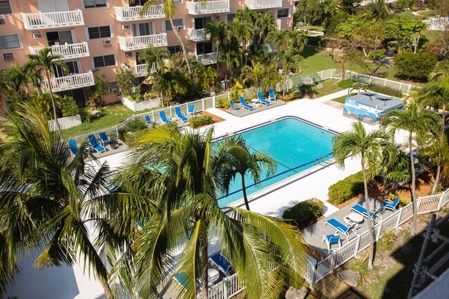 Building Photo - 3 Bedroom 2 Bathroom unfurnished Condo pool view