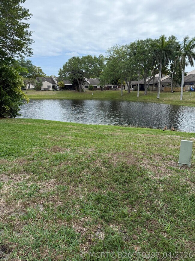 Building Photo - 1120 W Lakes Dr