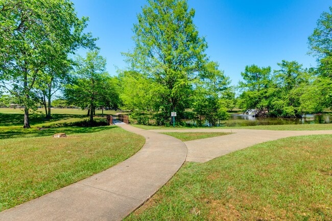Building Photo - College Station - 2 bedroom - 1 bath - fenced in yard - WD connections