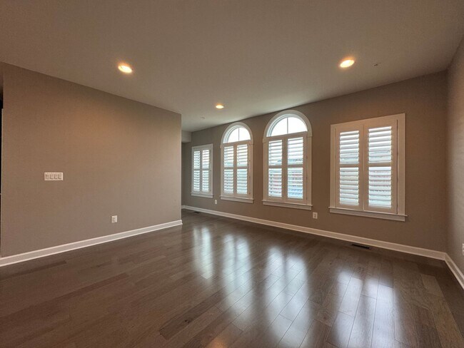 Building Photo - Stunning 4 Level 4 Bed 3/2 Bath Home With Balcony And Deck In Westmoore At Moorefield