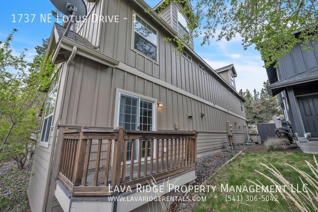 Building Photo - 1737 NE Lotus Dr