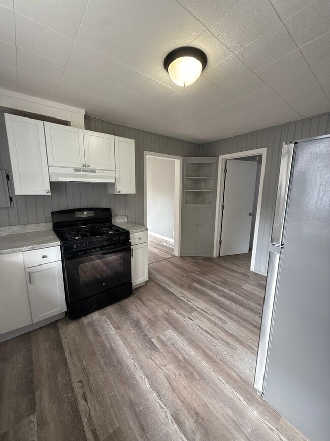 Building Photo - 3 bedroom/1 bathroom house