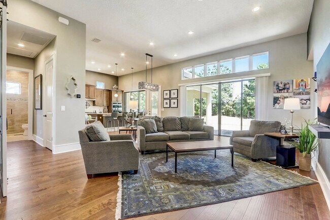 Building Photo - 10613 White Oak Dr