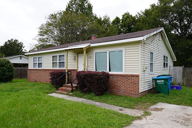 Building Photo - Adorable Three Bedroom in Beaufort