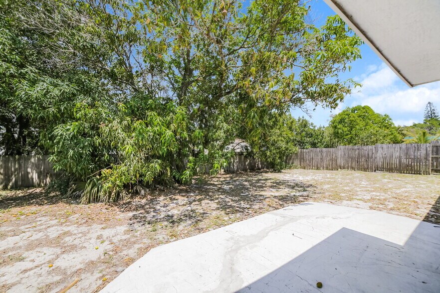 Building Photo - 521 SW 11th Dr