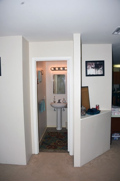 Half-bath off living room - 91-201 Ho'Oka'Ahea Pl