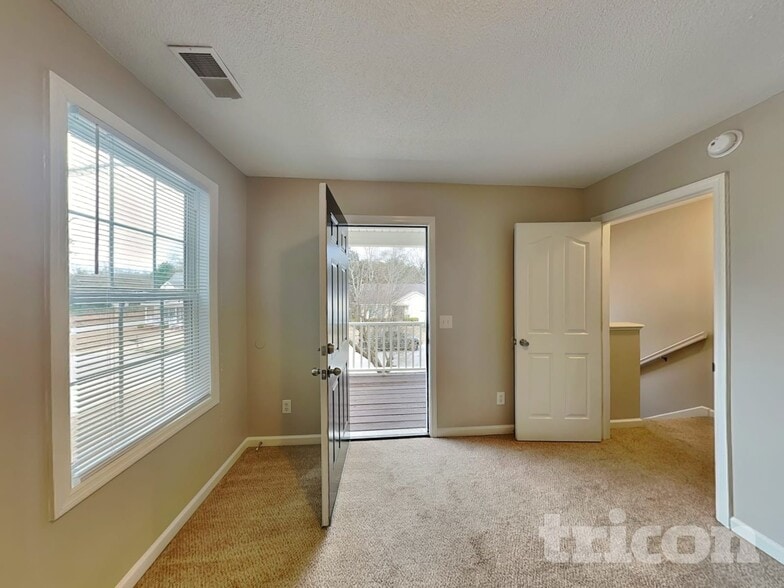 Building Photo - 337 Montclaire Ln