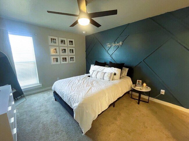 Building Photo - Stunning Two Bedroom Home In Bell Farms!