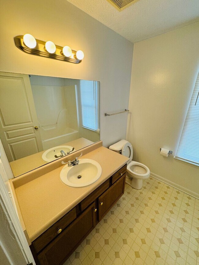 Building Photo - For Lease - 3 Bed, 2 Bath, 1400sqft Home i...