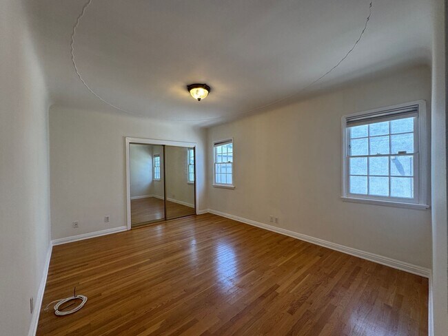 Building Photo - LOVELY 4BD 1,5BA HOME W/Large Backyard
