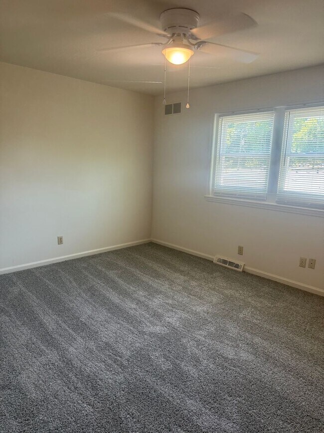 Building Photo - Adorable 2 Bedroom Convenient to I-29, Shopping & More!