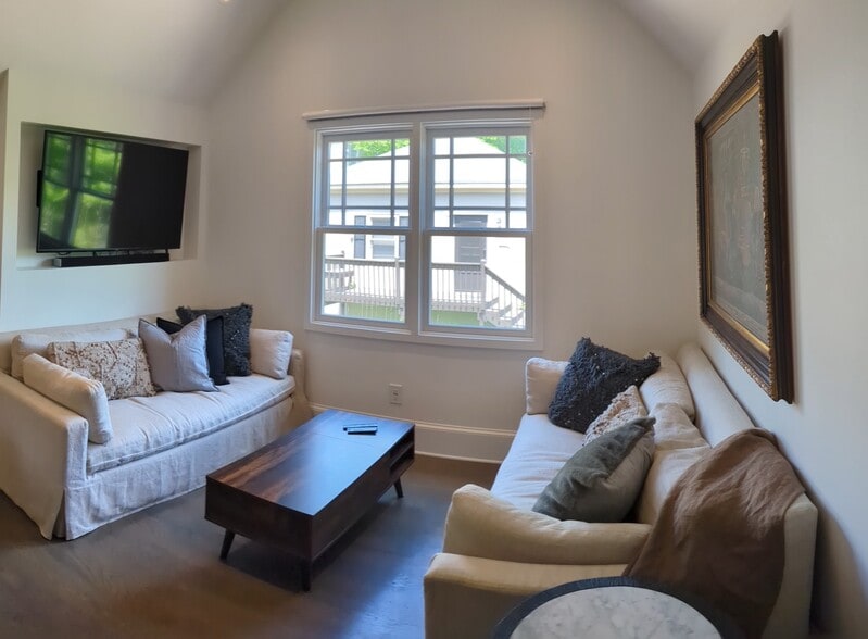 Cozy and comfortable sitting room - 830 Myrtle St NE