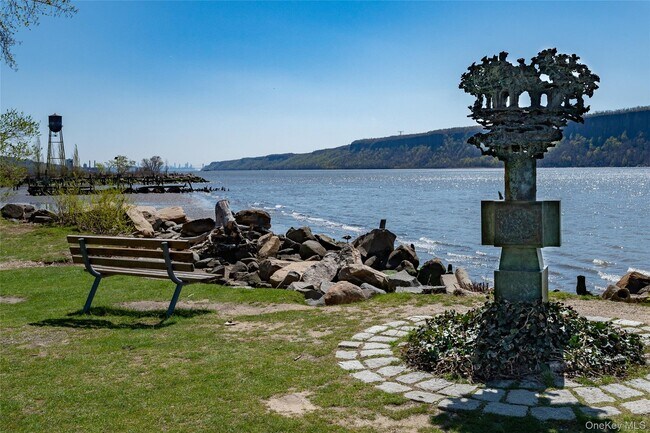 Building Photo - 548 Warburton Ave