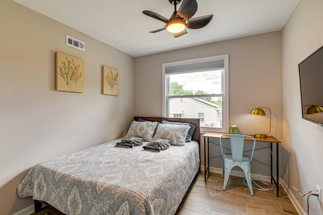 Building Photo - 6604 Oak St