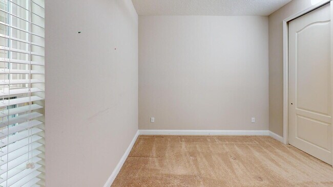 Building Photo - "Spacious 5-Bedroom Retreat in Jacksonville - 2,623 Sq Ft of Comfort!"
