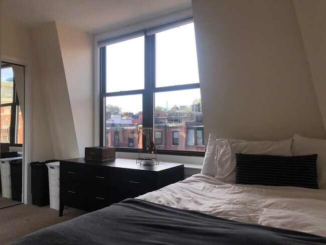 Building Photo - 201 Newbury St