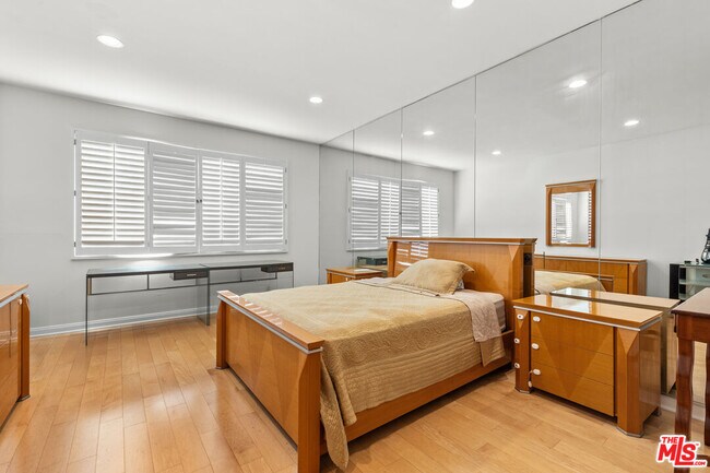 Building Photo - 1260 S Beverly Glen Blvd