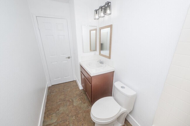 Building Photo - 511 Stork St