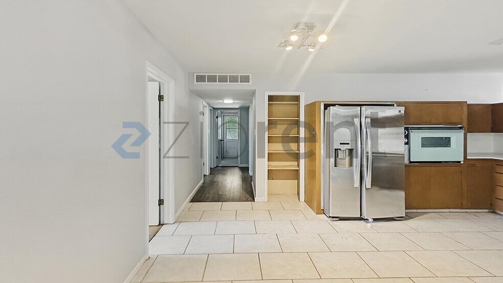 Building Photo - 5544 N Poplar Ave