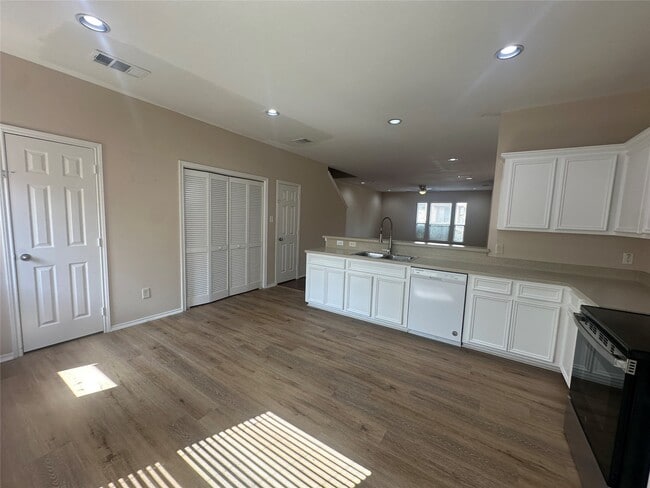 Building Photo - 8045 Ellinger Ln