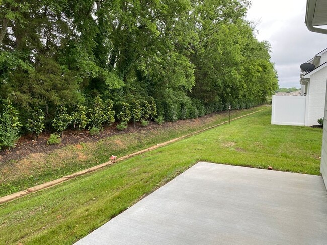 Building Photo - 3 BD 2.5 BA | 2 Car Garage | End Unit Townhome